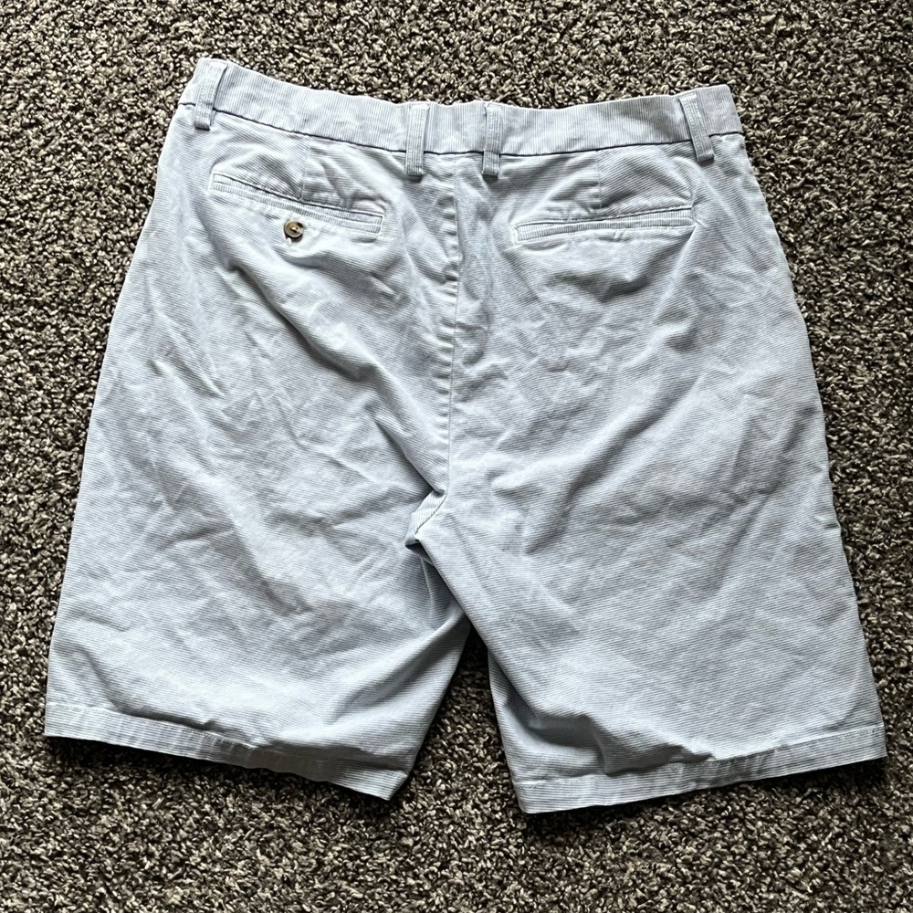 Old Navy Men's Light Gray Flat Front Shorts - Picture 3 of 7